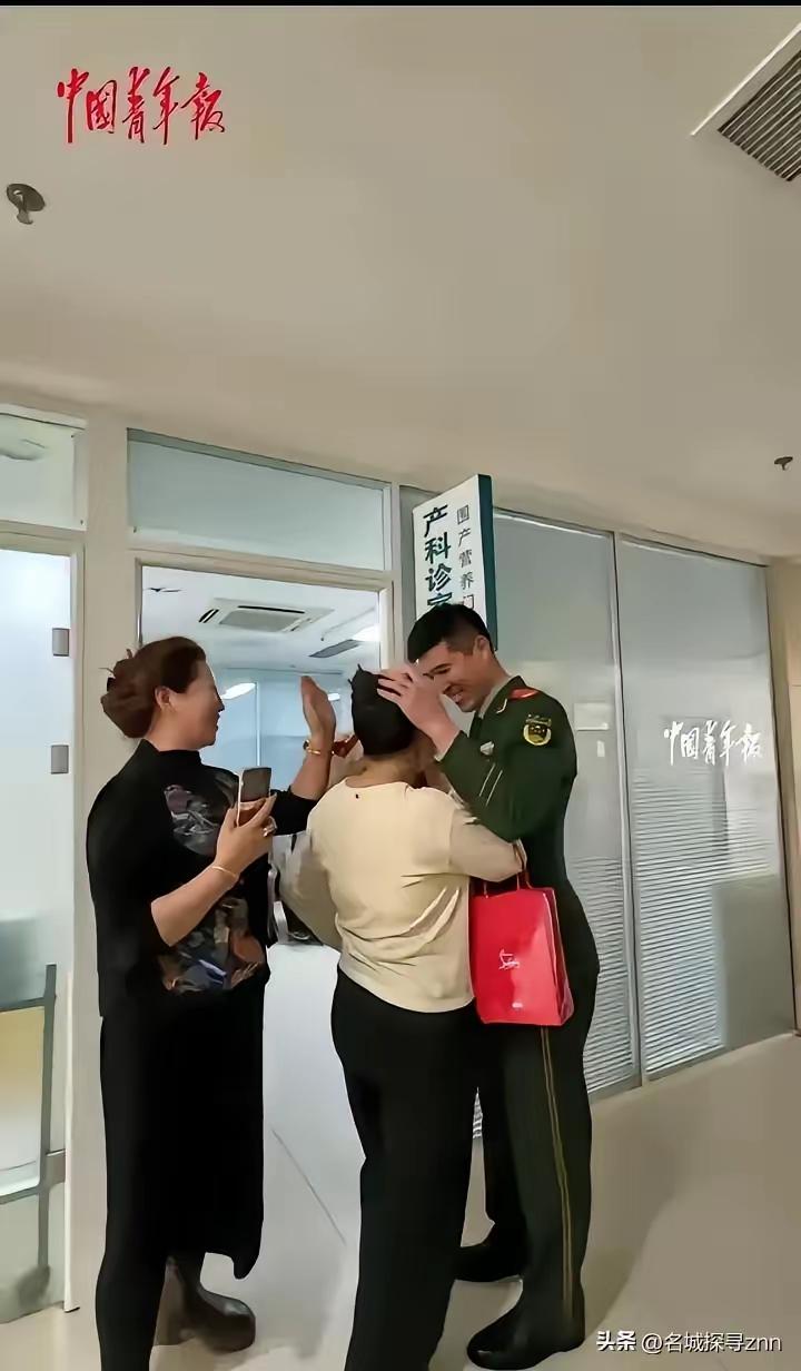 偷偷休了个假回了家的武警战士周浩源，就这么突然出现在了妻子产检的医院。妻子和婆婆