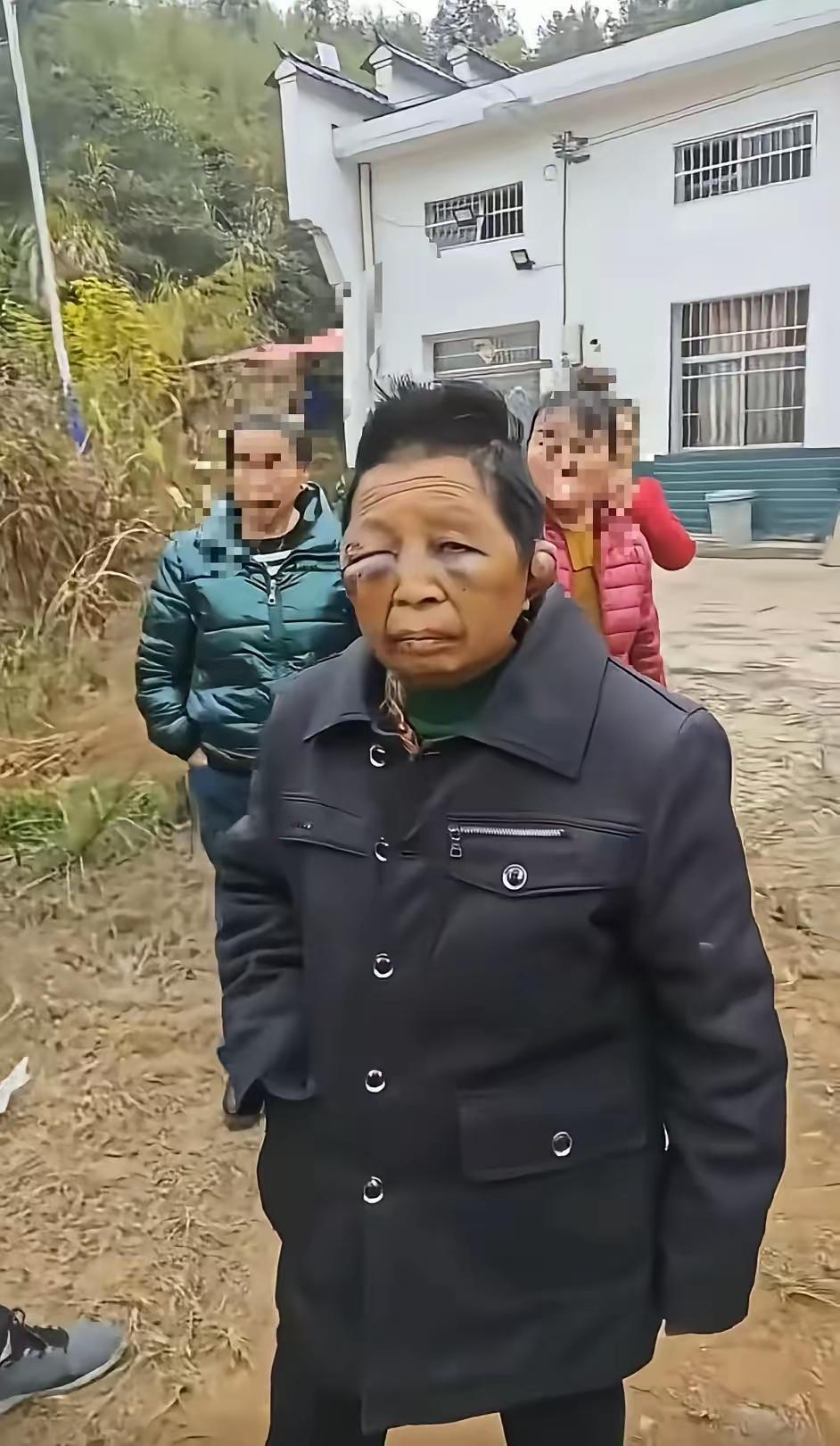 不敢想她才40多岁，生活已经将她摧残到60多岁的模样。

要不是村民拍下来发到网