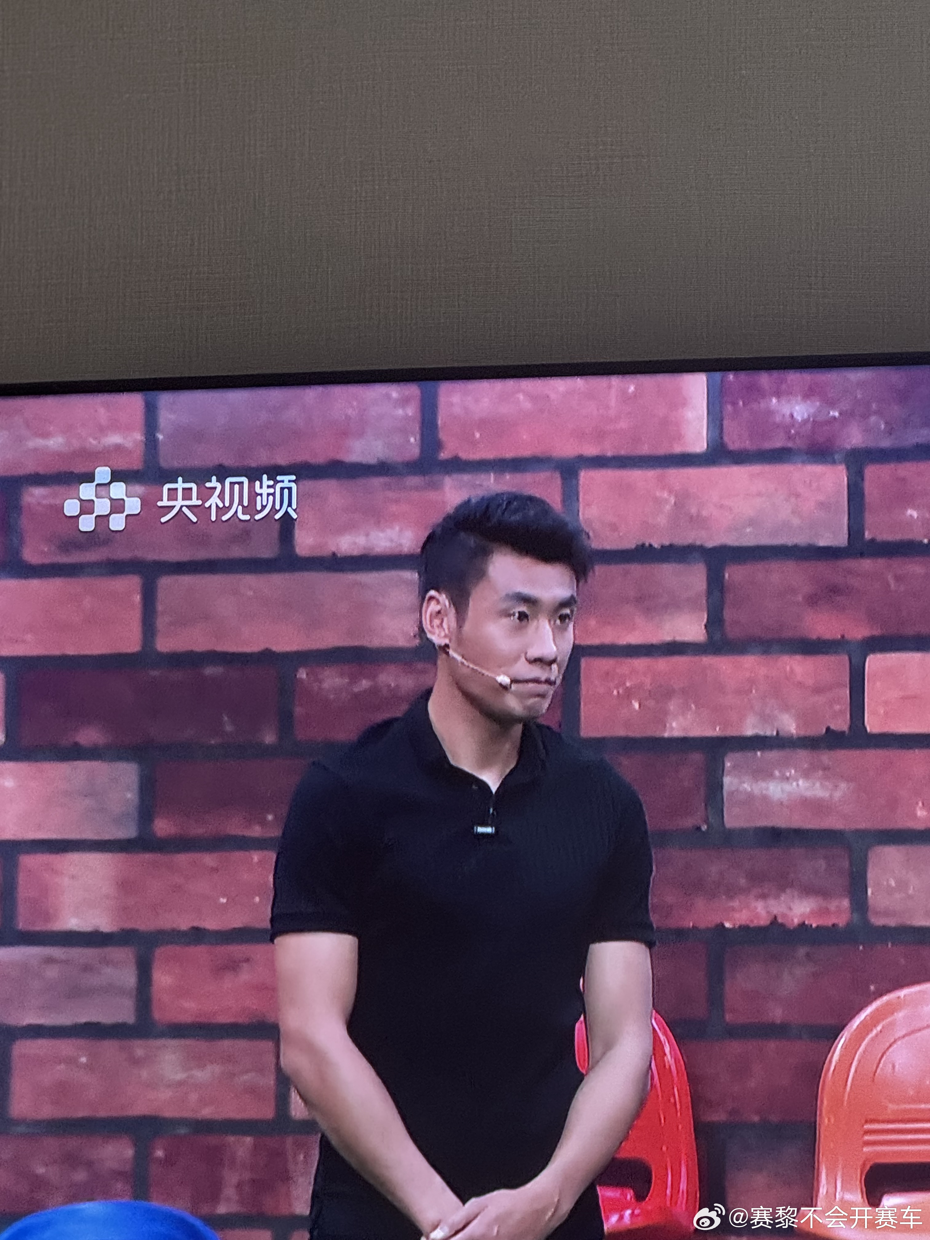 日本vs突尼斯谁开球央视邀请了一位前国足运动员参与直播互动，邀请他站在也就3米左