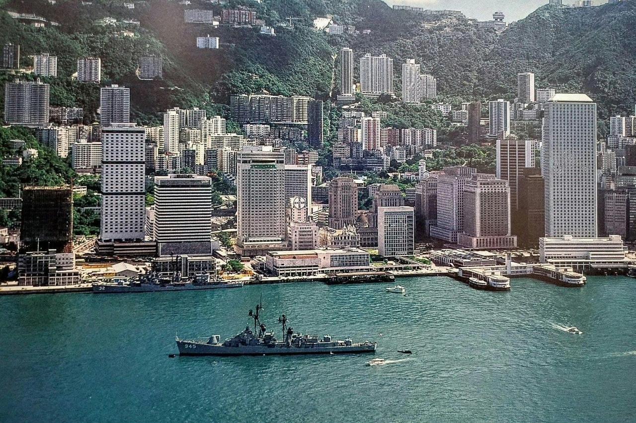 1978年的维多利亚港 

近处这片海域，叫做“添马舰海军基地”，左下角正在建造