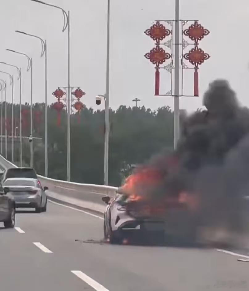 南昌英雄桥上昨日疑似发生一起汽车着火事件，看不出什么品牌，也不知道什么原因，两名