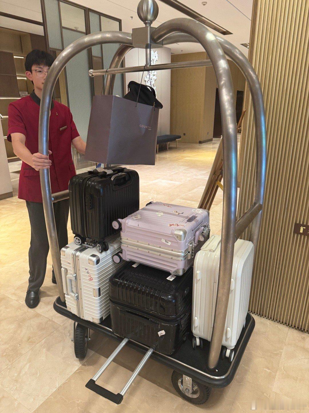 候机了～  太苦了 两个23kg行李都超重 在值机旁边箱子摊开疯狂整理 26kg