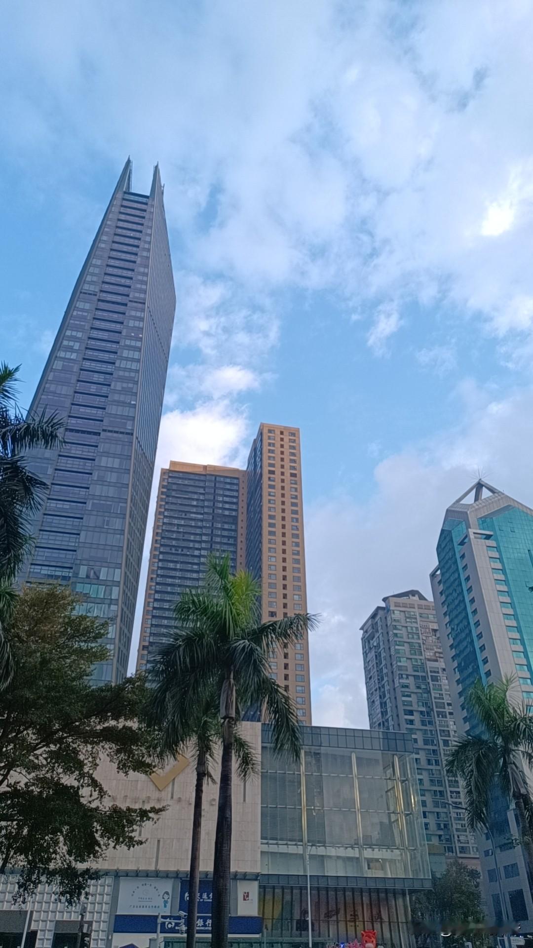 繁华都市的现代天际线，高耸入云的摩天大楼与蓝天白云相映成趣。