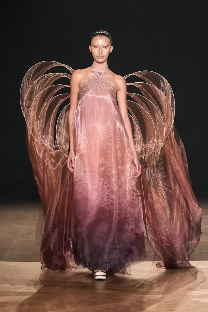 宁艺卓solo高定舞台宁艺卓身穿Iris van Herpen 2025 秋冬高
