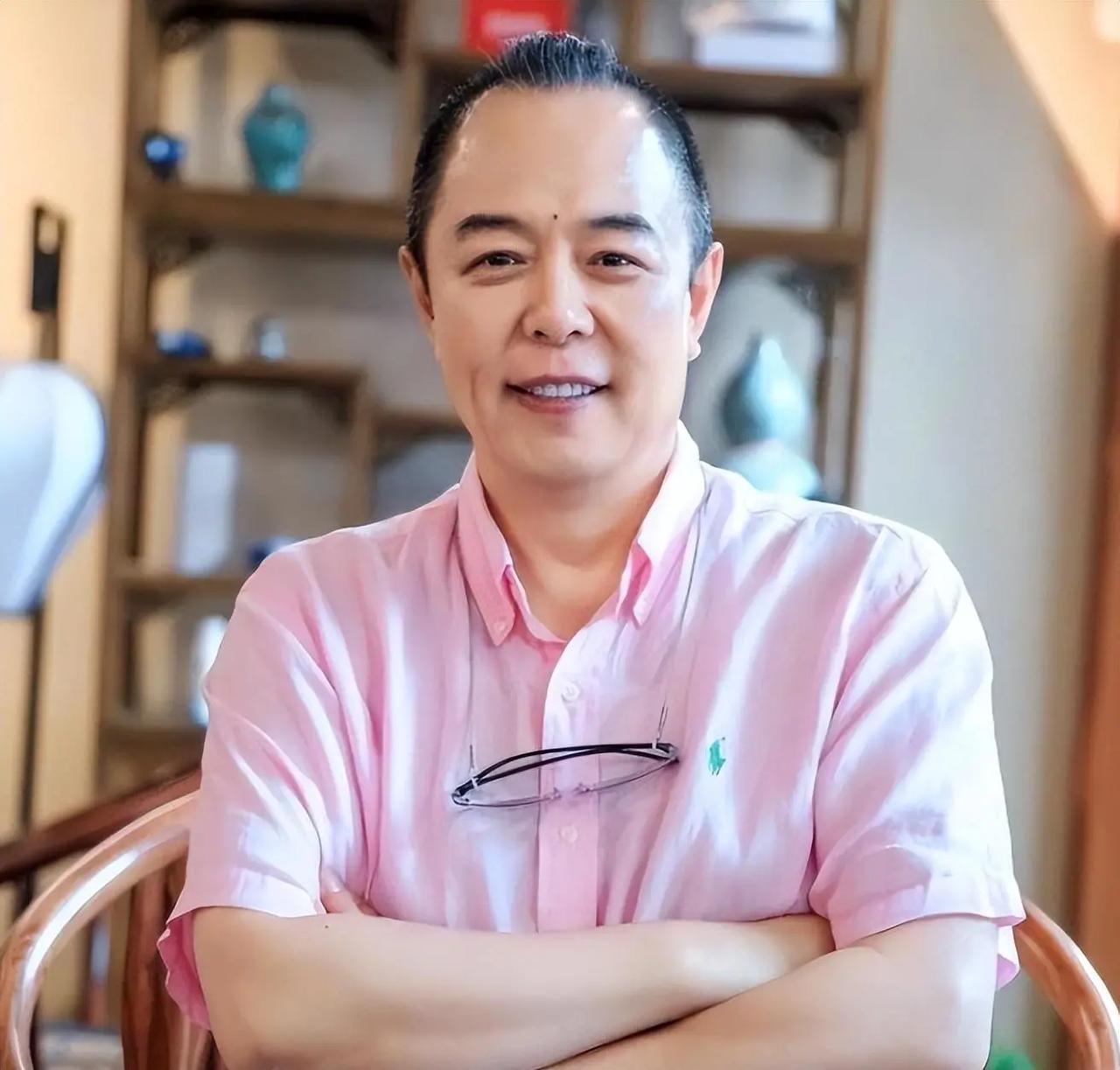 演员当守底线，方能行稳致远

张铁林凭“皇阿玛”走红，却因改英国籍捞金、私生活混