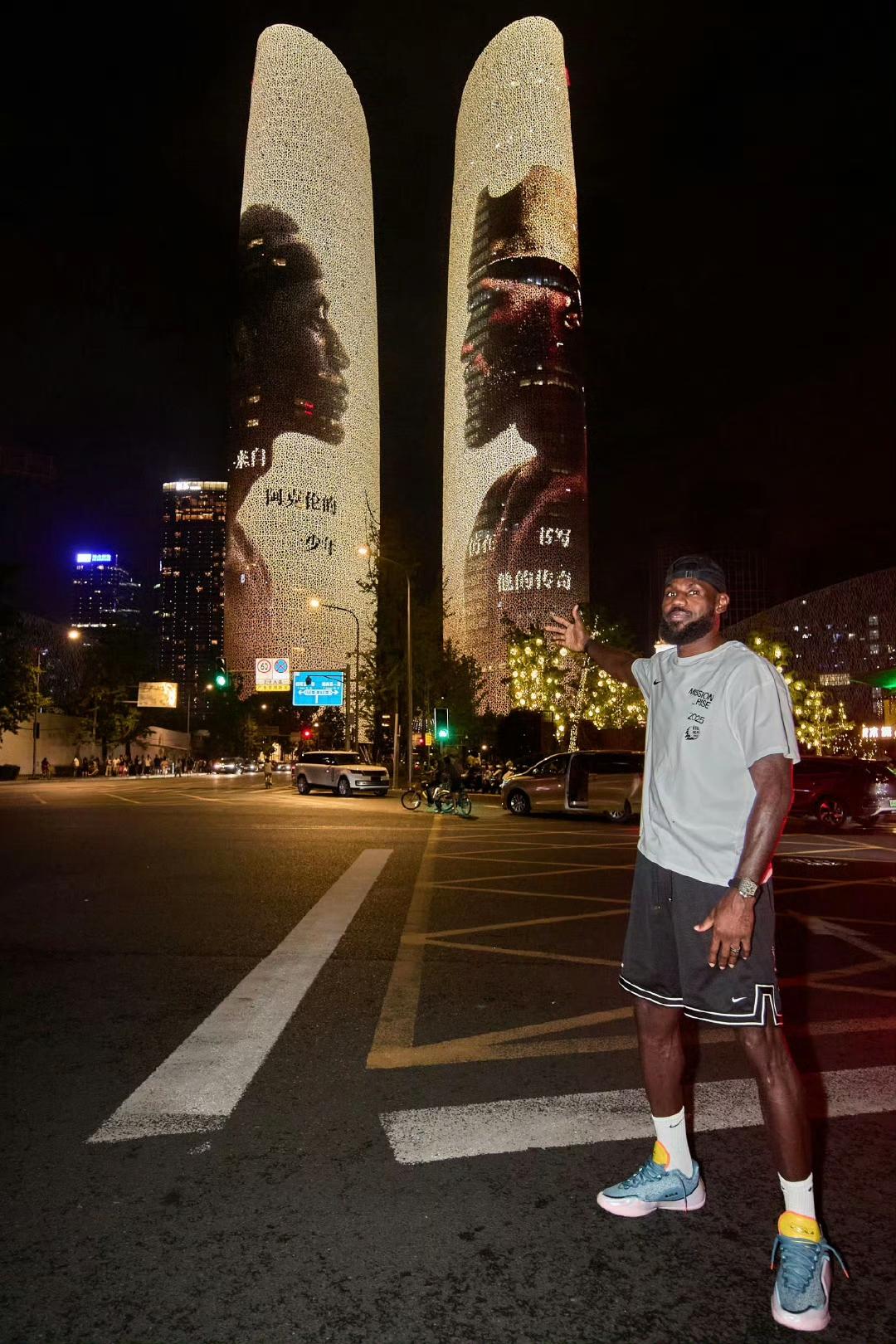 詹姆斯去成都双子塔拍照片了。

这是NBA球星在中国的最高待遇了。

科比之后，