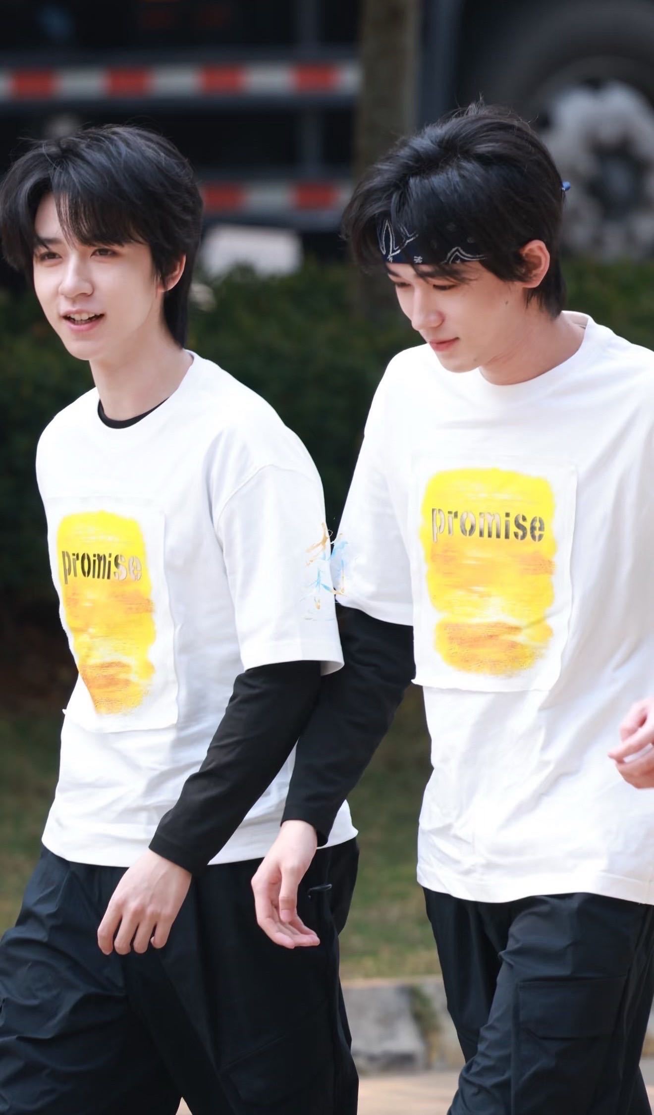 时代少年团跑男上班时团奔跑吧上班路透奔跑吧 时团全员跑男上班路透来啦！印花白T配