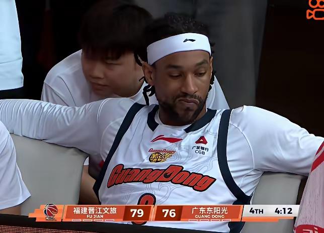 萨林杰现在待在广东宏远，简直太滋润了？因为已经是全额保障合同，因此萨林杰根本不用