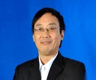 砸了那么多钱和顶级资源，最后却养出几个转头就把老家底裤卖给外人的“精英”。
胡士