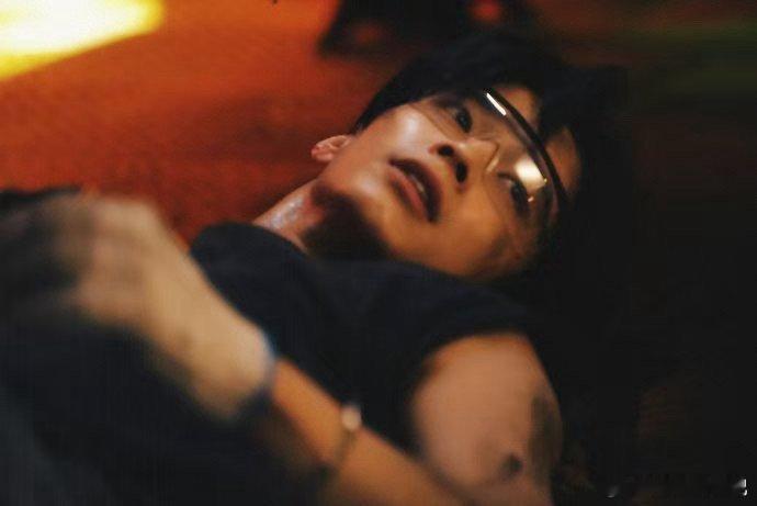 何与 高定糙汉 把隐晦占有欲焊进眼神里，开口即爆击。这哪是糙汉？分明是行走的荷尔