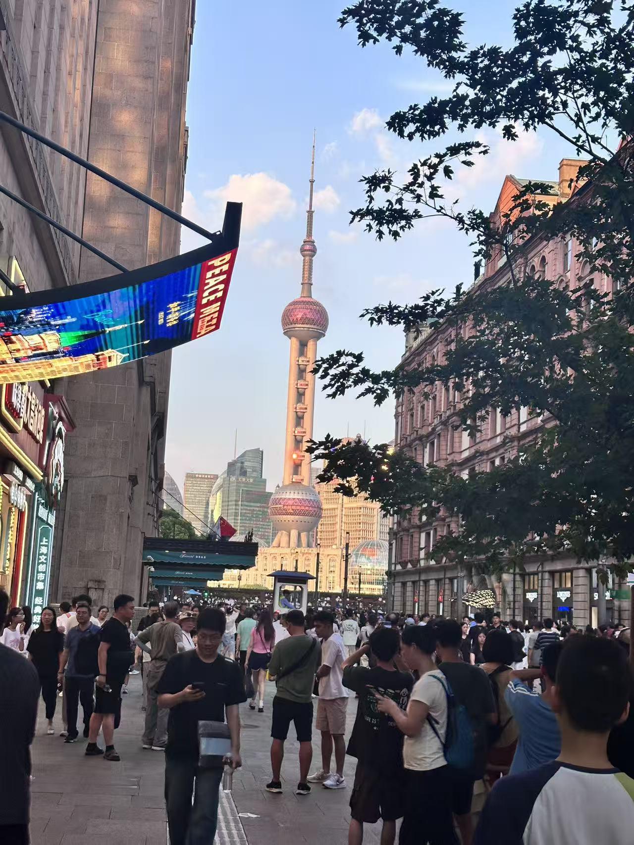 上海今天最高温度39度，南京路步行街上的行人热情远远不止这个温度。魔都的天空太阳