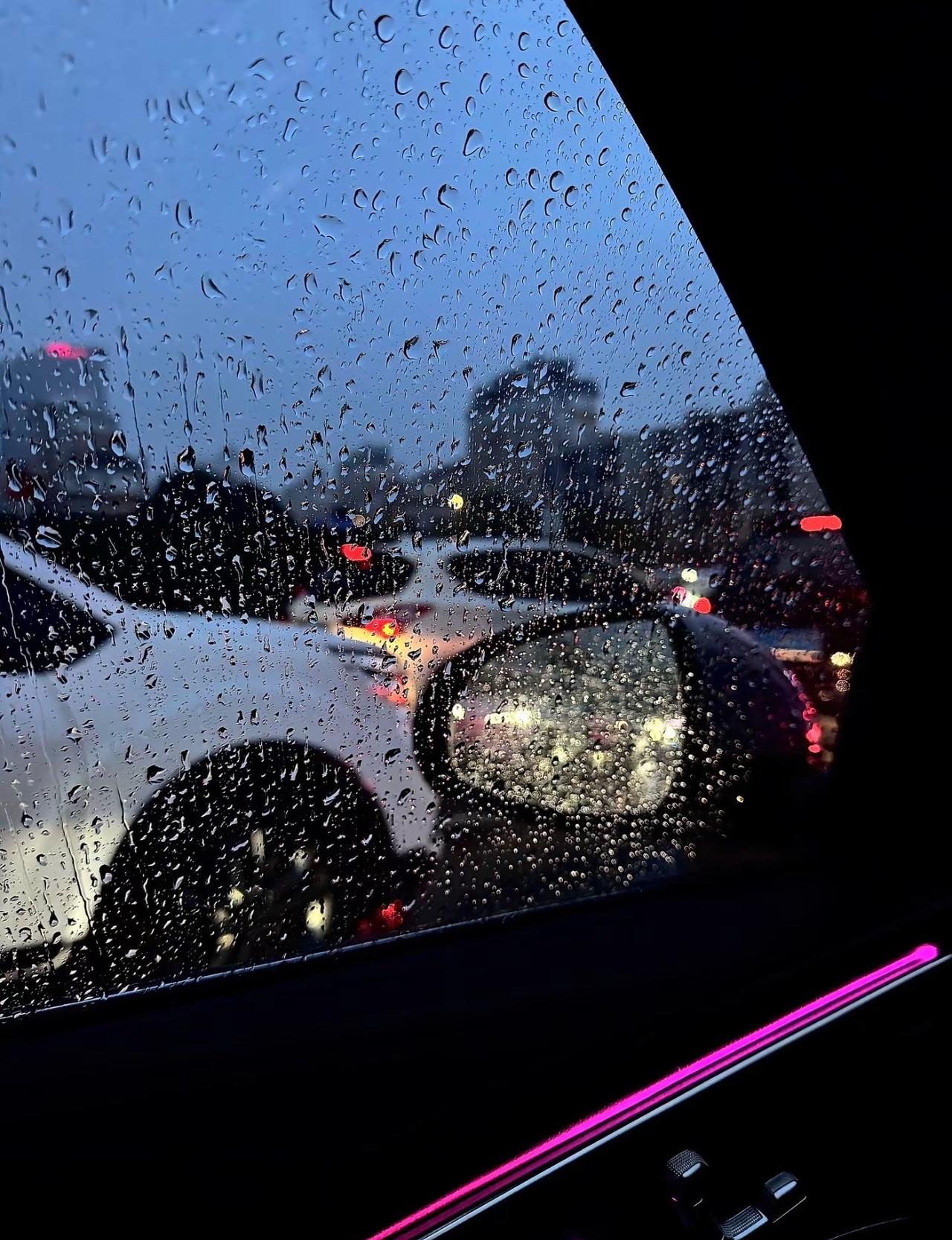每当下雨才明白车的重要性

以前总觉得买车没什么必要，地铁公交挺方便的，打车也随