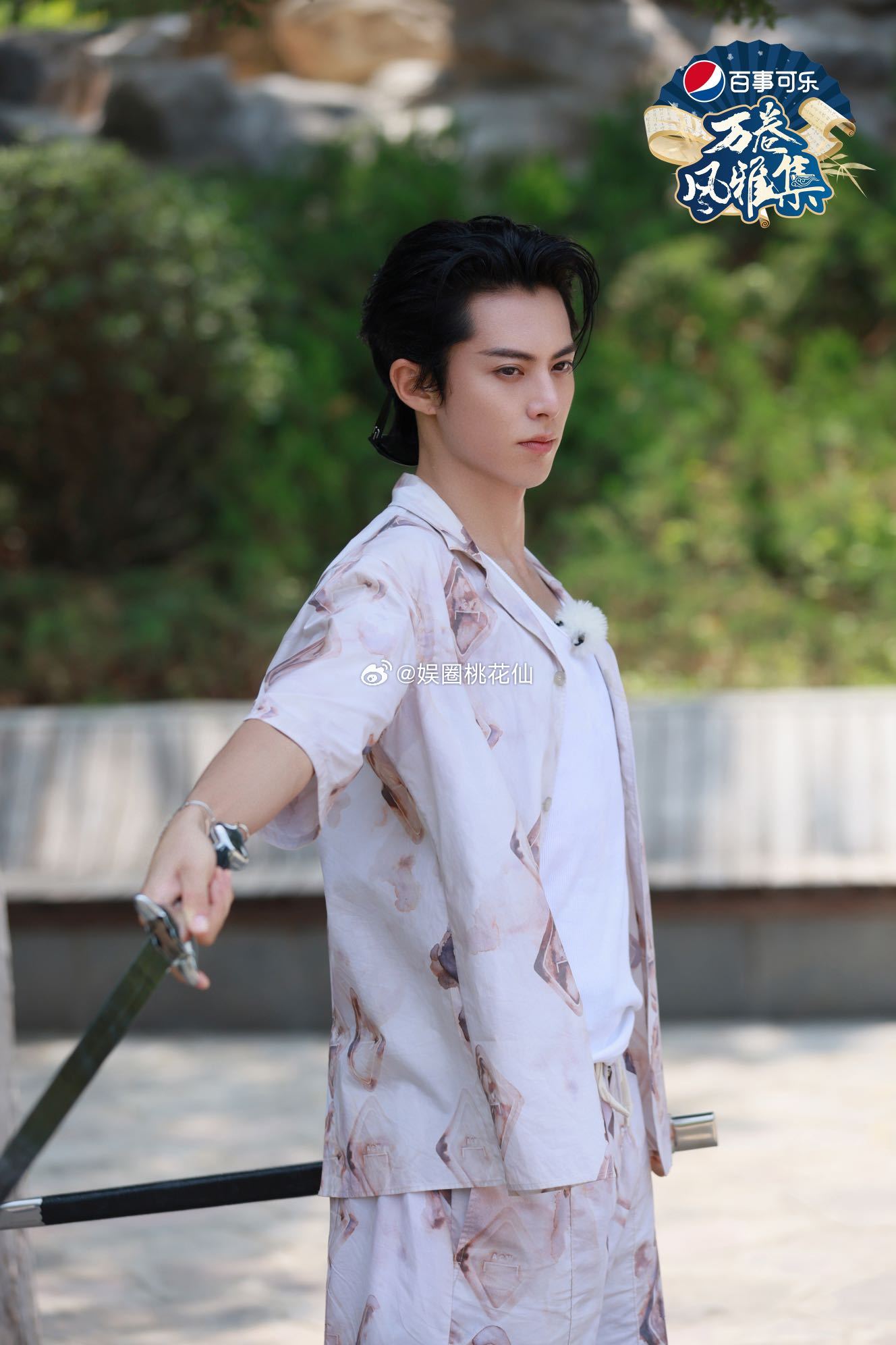 #王鹤棣把剑舞飞了# 王鹤棣的这一套剑舞的确很丝滑，但是很多人看过之后也会忍不住