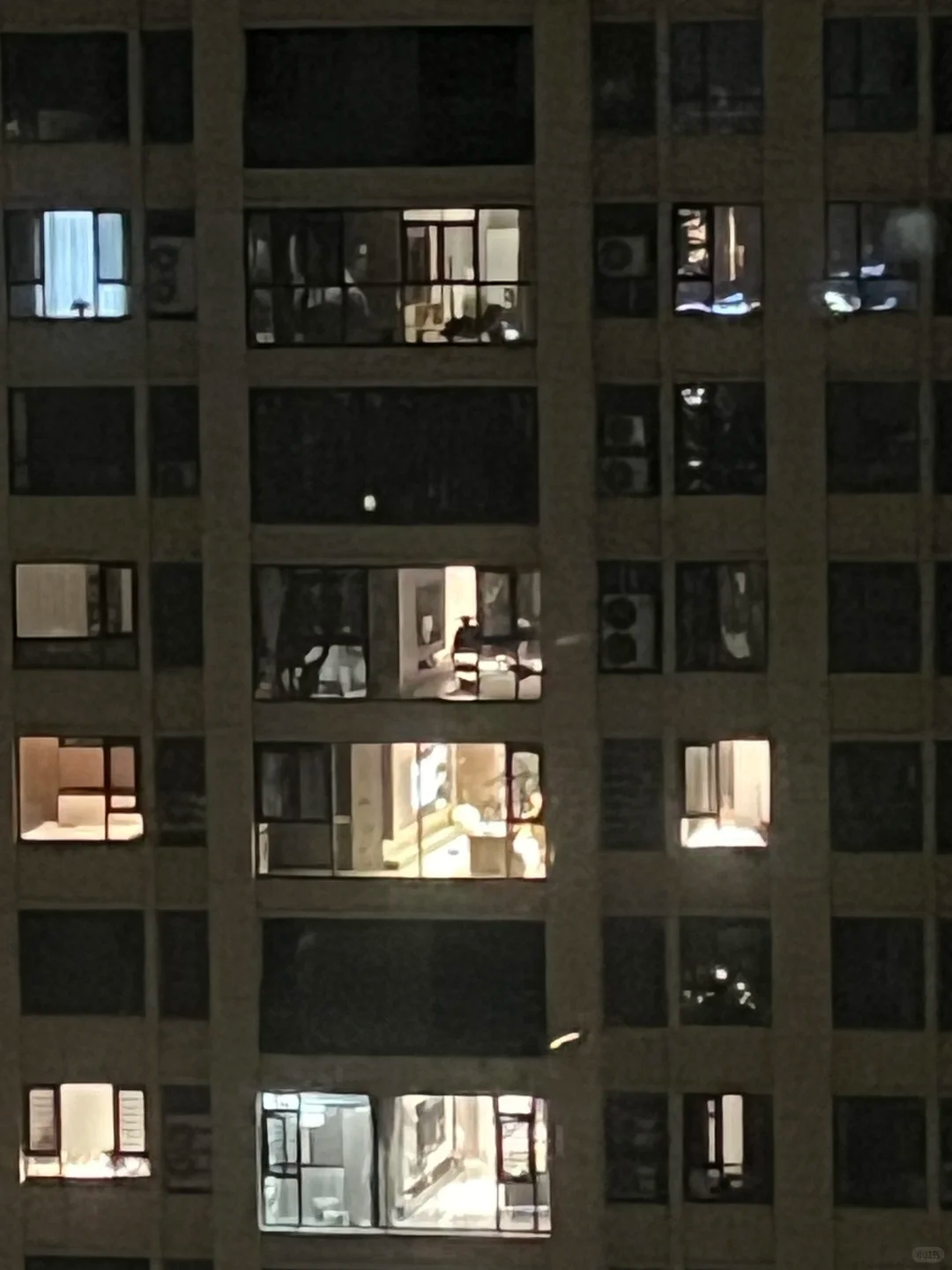 呼吁单身女性在家一定要拉窗帘我在我房间不开灯，看对面楼层的客厅一览无余，用肉眼都