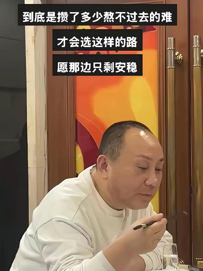 翻到了一张西安赛格严鹏与妻子的合照，看上去是送新年祝福的。他和妻子很般配，也很恩
