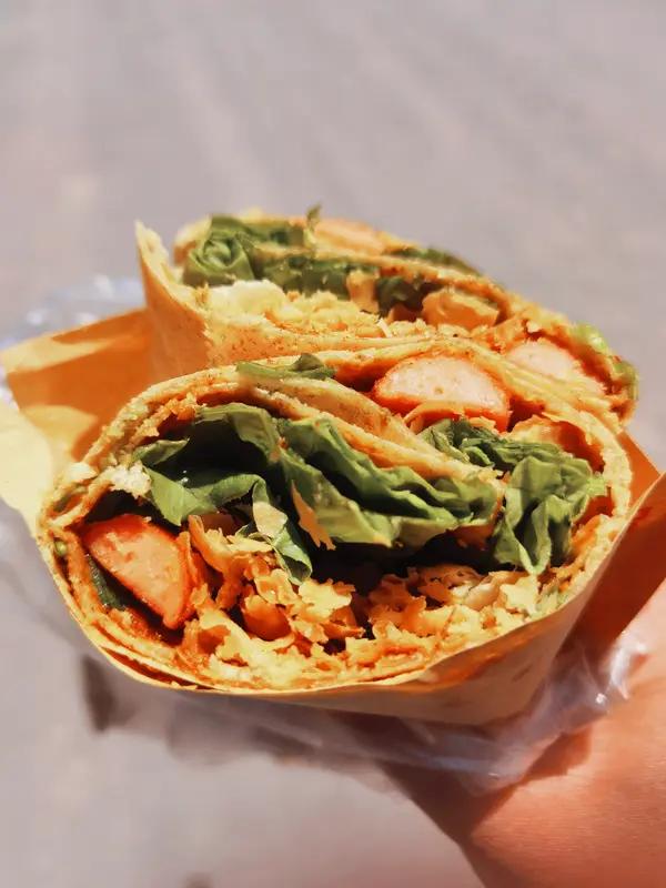 今日小确幸满满！早上出门，阳光暖暖地洒在身上，像被温柔拥抱。到公司楼下买早餐，平