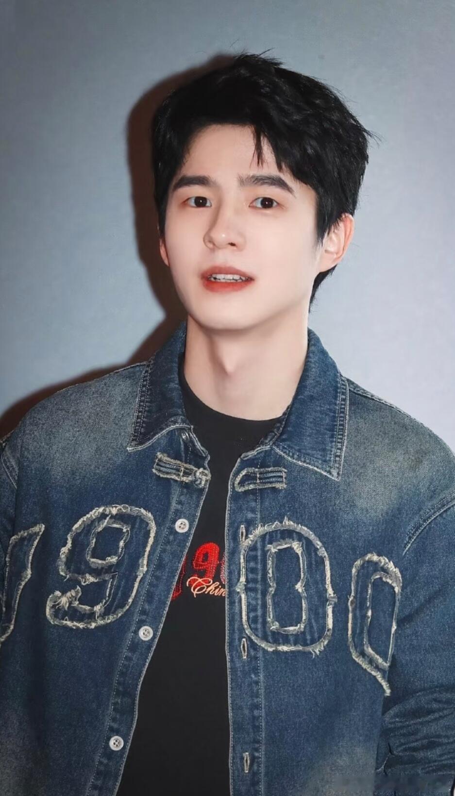 刘昊然陪父母聚餐 刘昊然全黑造型低调陪伴父母聚餐，本想低调出行，却因高挑身材难以