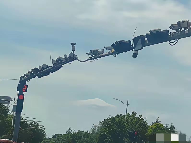 一处信号监控龙门，挂着42台各种设备。
     这是位于青岛市城阳区某处十字路