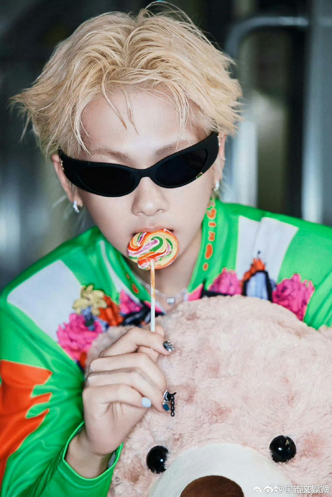 周震南吐了一屏幕 谁看了周震南的MV不赞叹！开头吐一屏幕糖果，超绝点题还创意满满