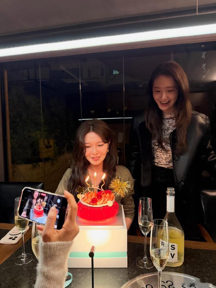 少女时代为崔秀英庆生 偶们少女时代又聚了，一起为秀英庆生！经常聚会的漂亮欧尼，永