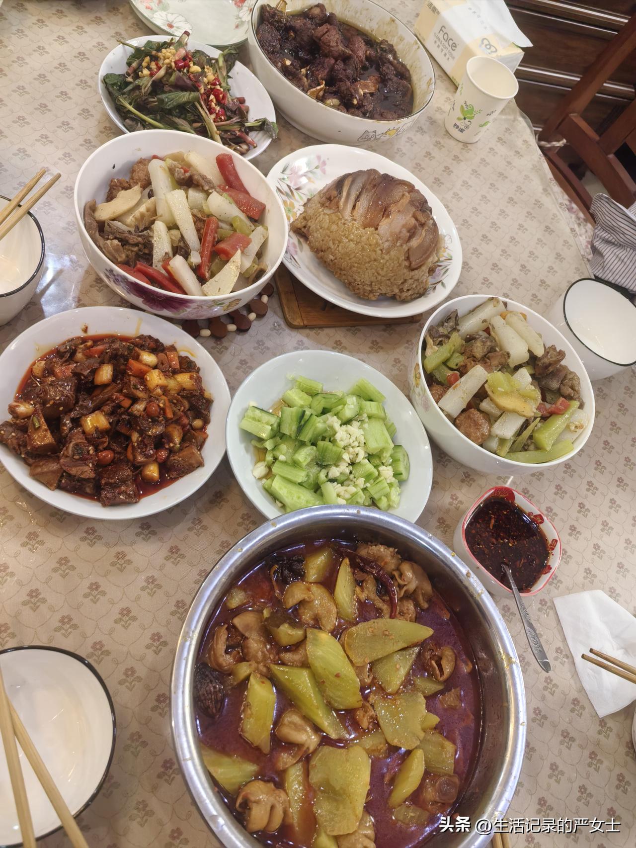 我认为中餐。
作为中国人，肯定是吃中餐。西餐那都不能叫吃饭，纯粹是举个叉子在那里