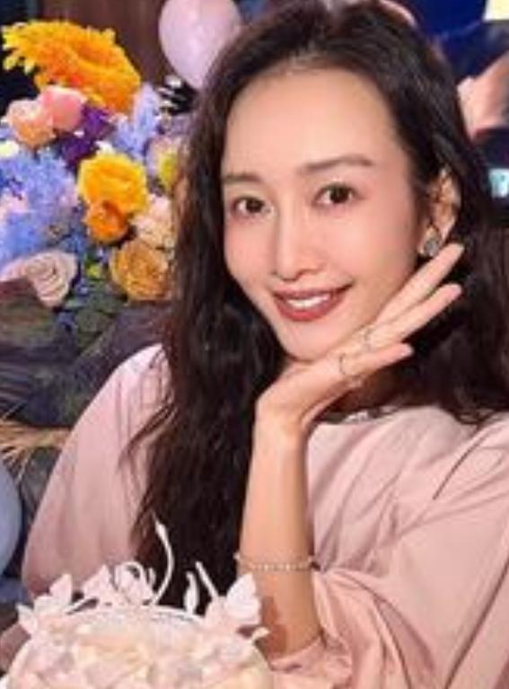 王凯陪王鸥过了44岁生日。王鸥在社交平台晒出了庆生合照，王凯到场陪伴，两人贴肩合