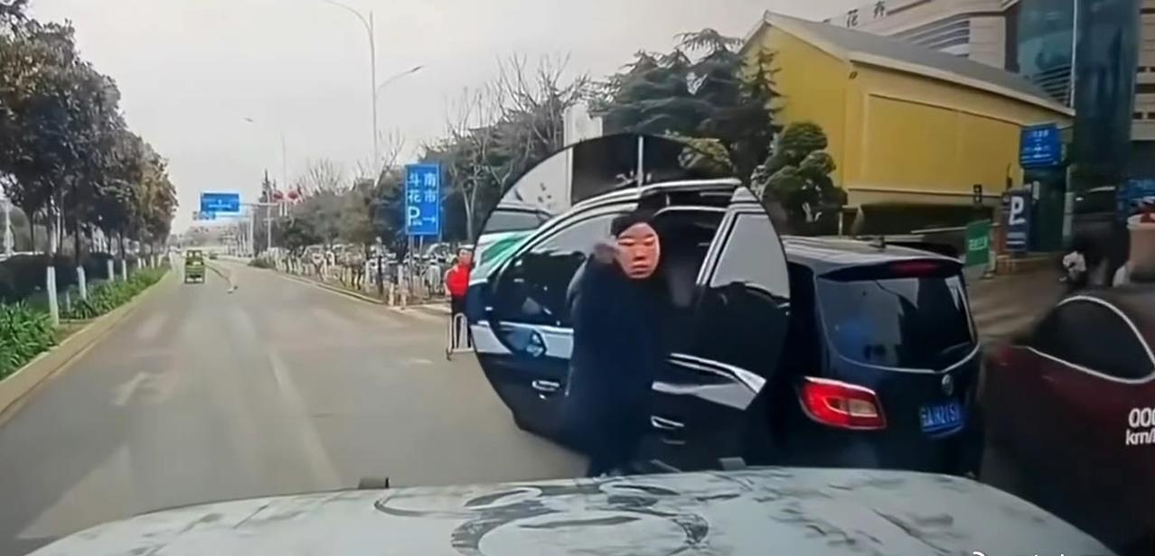 作不雅手势女子被撞倒为何无人同情？

当违停挡路司机这个手势比出来的时候，道理已