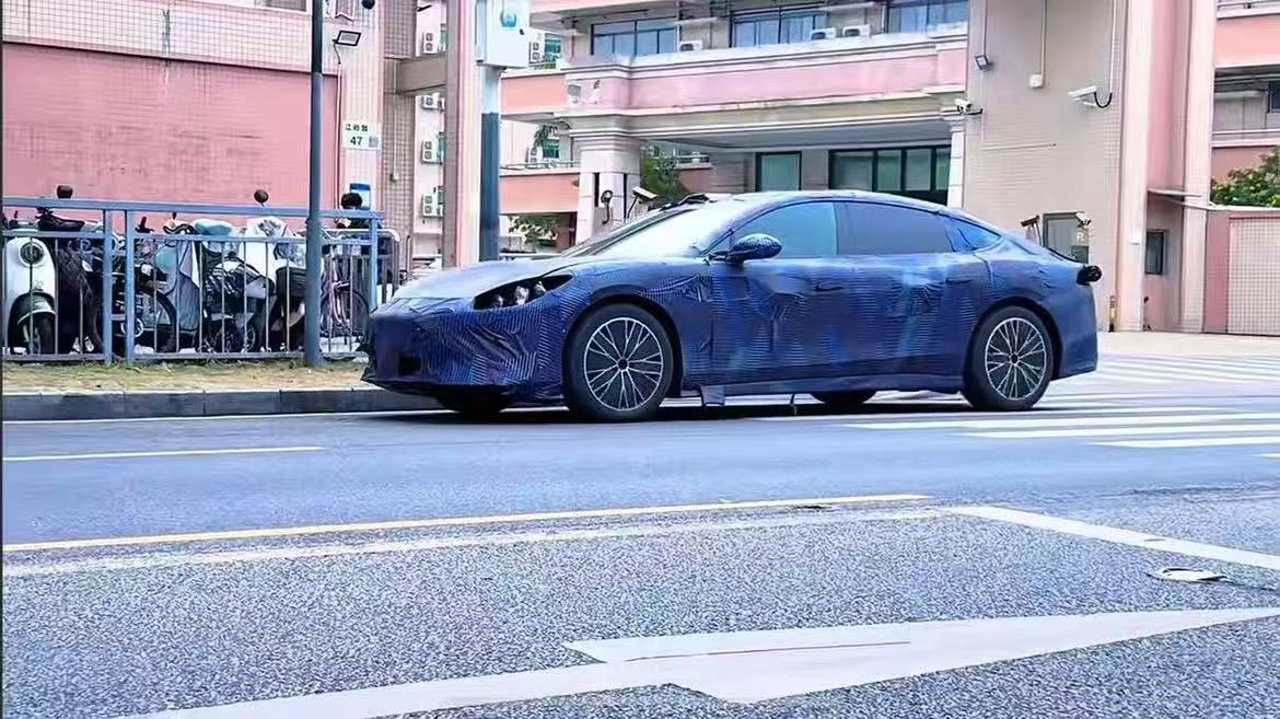 你们就大胆说说，这个造型好看吗？我带节奏，很好看，这实车真的可以。 