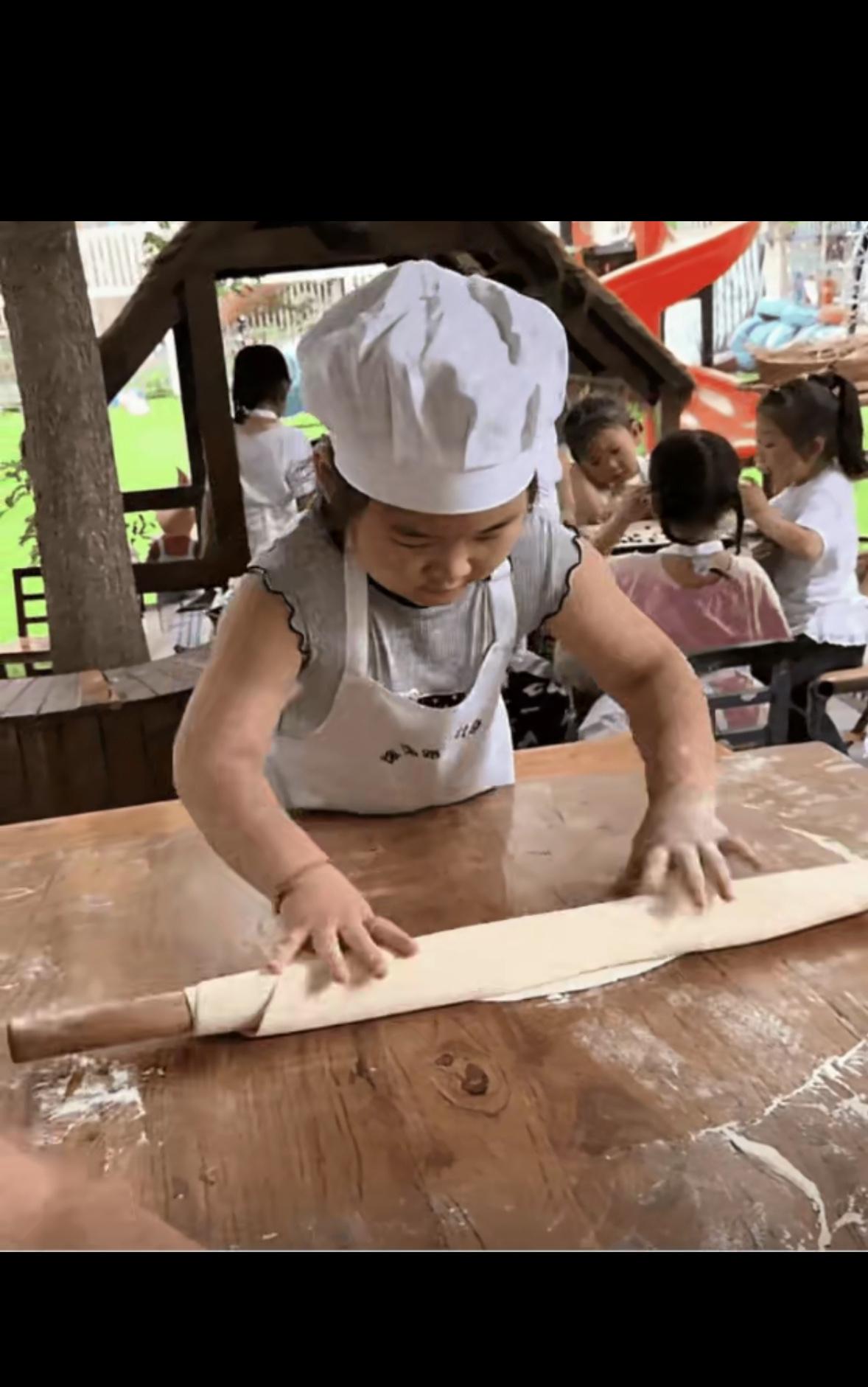 家长：今天我家娃上幼儿园哭了吗？老师：没时间哭，忙着颠勺呢~

三岁的小胖子系着