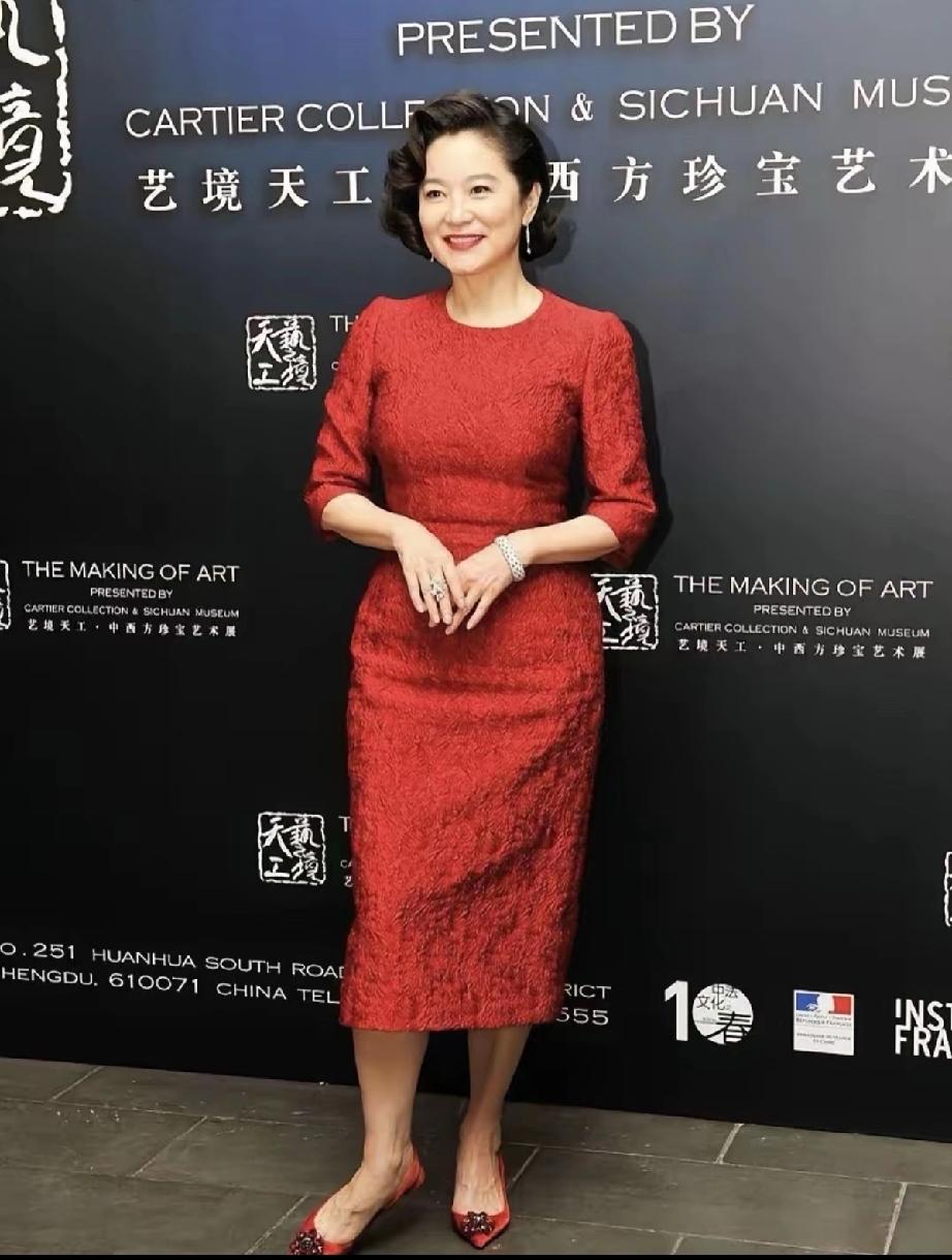 岁月从不败美人。
林青霞和刘晓庆，
一个是刻在骨子里的优雅和从容；
一个是我命由