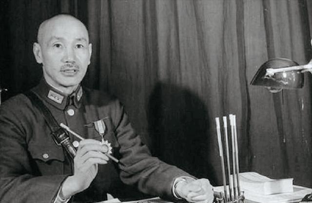 1975年，蒋介石因病不治去世，他生前的日记被曝光，里面反复记录了4人，想杀1人