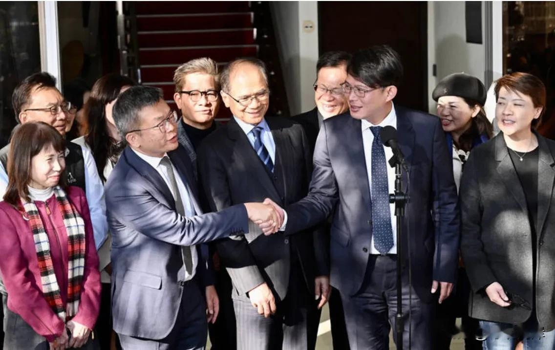 民进党游锡堃、蔡其昌在拜会民众党团的过程中，较量和挪揄自然不可避免，针对韩国瑜与