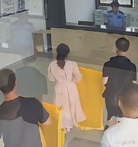 近日，四川宜宾珙县，刚入警一个多月的“00后”新警赵建木，因帮群众找回手机和协助