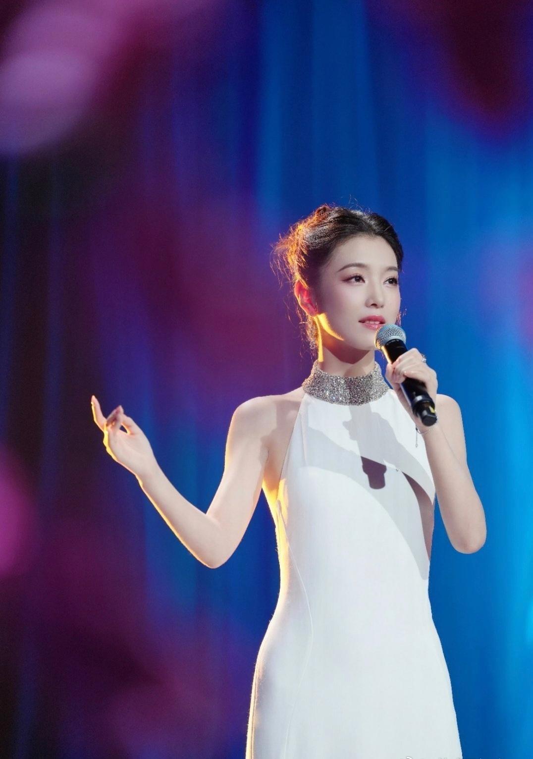 李云霄☁️2025年度时尚封面人物TOP30

2025年末，期待李云霄舞台献声