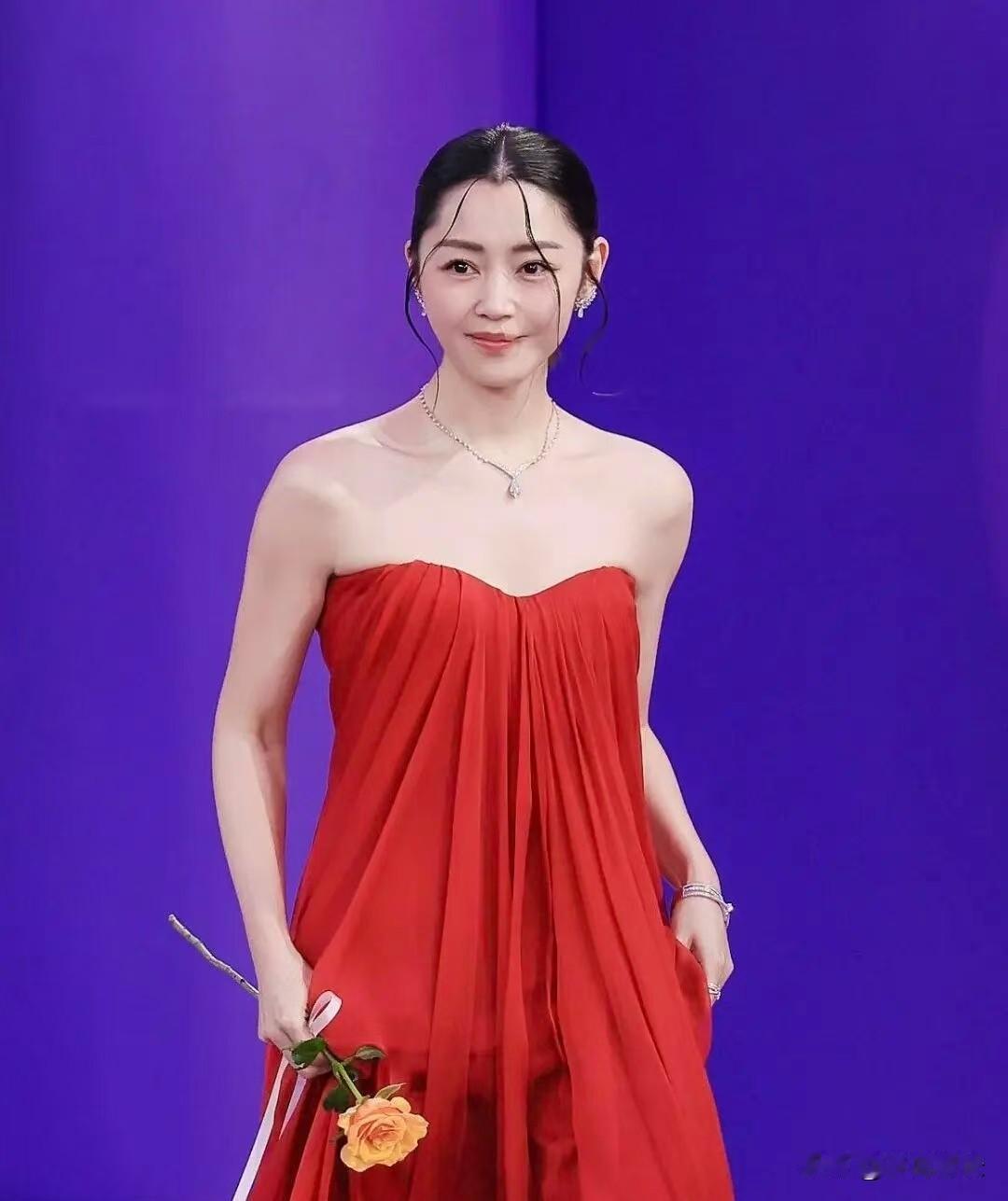 你笑她那两根“鲶鱼须子”时，
她已经默默连拿两个影后了，
所以我合理怀疑，这造型