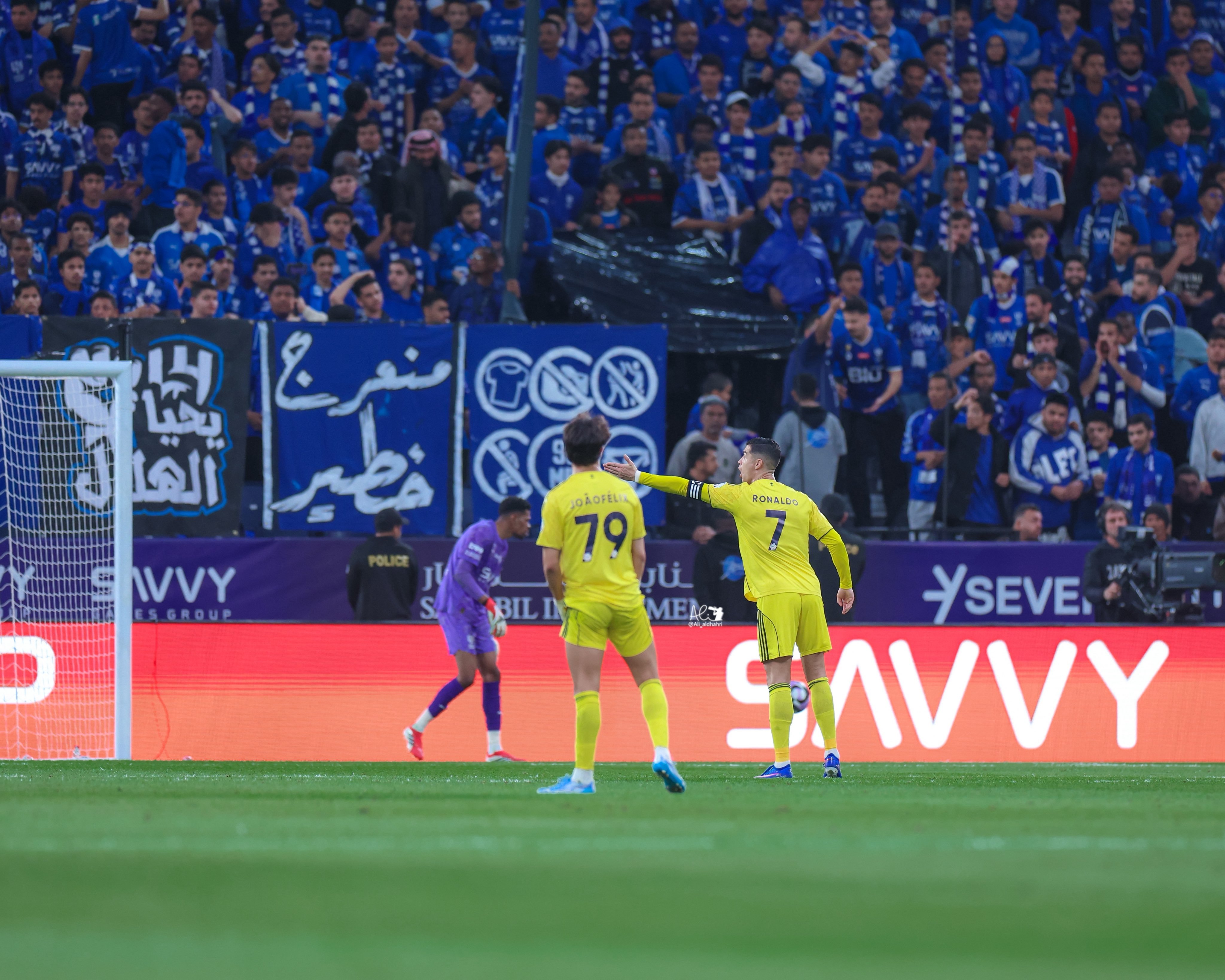 C罗c罗 黄色🟡淹没在蓝色海洋中 