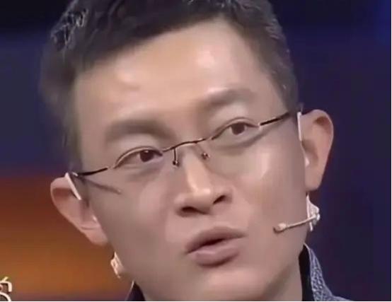 2021年，演员杨志刚说，我每次去郭靖宇家，都得喊我的亲生妈妈叫大姑，她就晚上偷