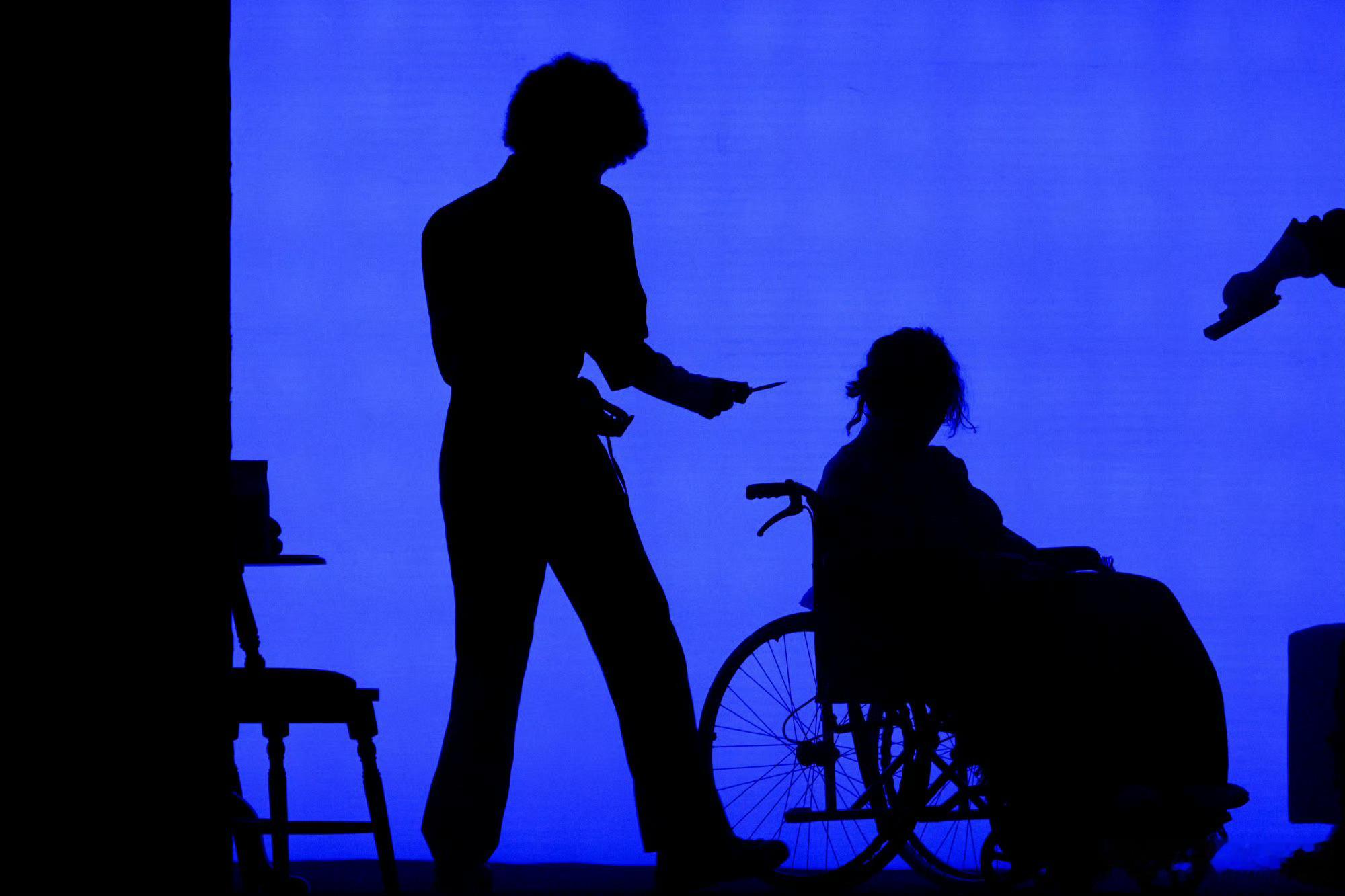 王俊凯话剧趁世界还年青剧照  王俊凯话剧《趁世界还年青》剧照来啦！恭喜小凯首次话