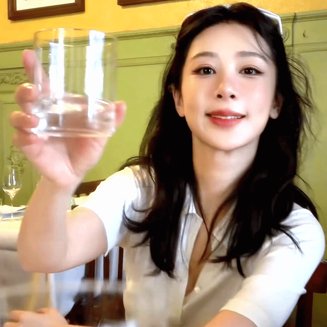 杨紫[超话]杨紫董竹君 杨紫杨紫玉兰花开君再来 想要和你一起见面聊天 喝奶茶​​