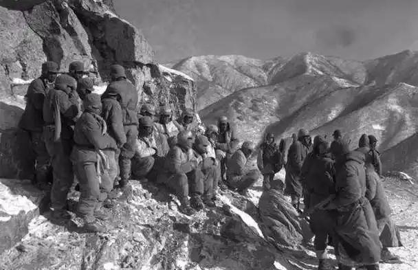 1950年，志愿军意外缴获了3000条毛毯。喜悦的欢呼声在营地响起，然而就在这欢