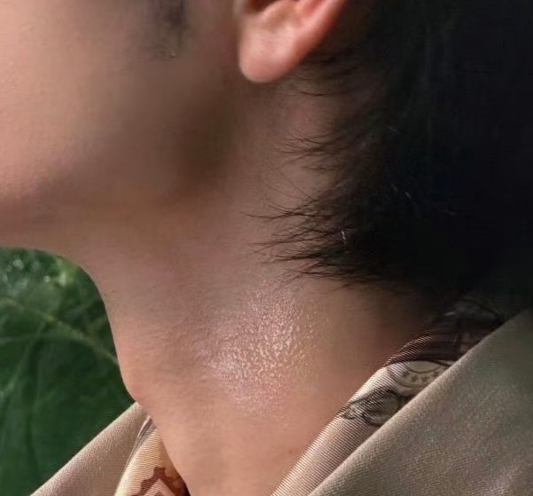 我靠～肖战脸侧过来没防备～心跳漏了一拍啊啊啊啊啊啊～全体起立，开吃啦[馋嘴][哈