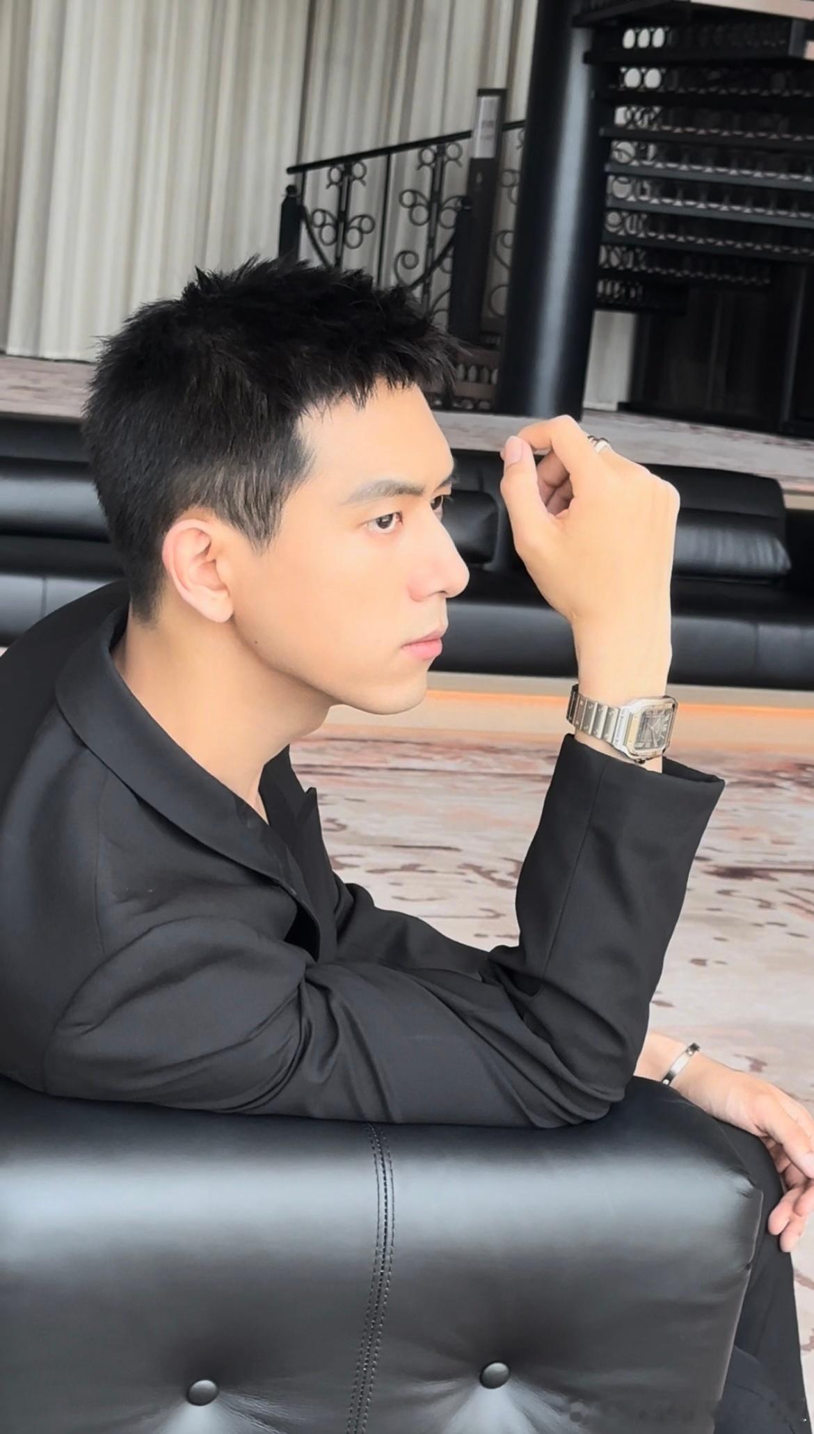 #李现好贵##李现矜贵# 李现今日的派对造型预告，是灵魂的诱惑！全黑西装包裹着他