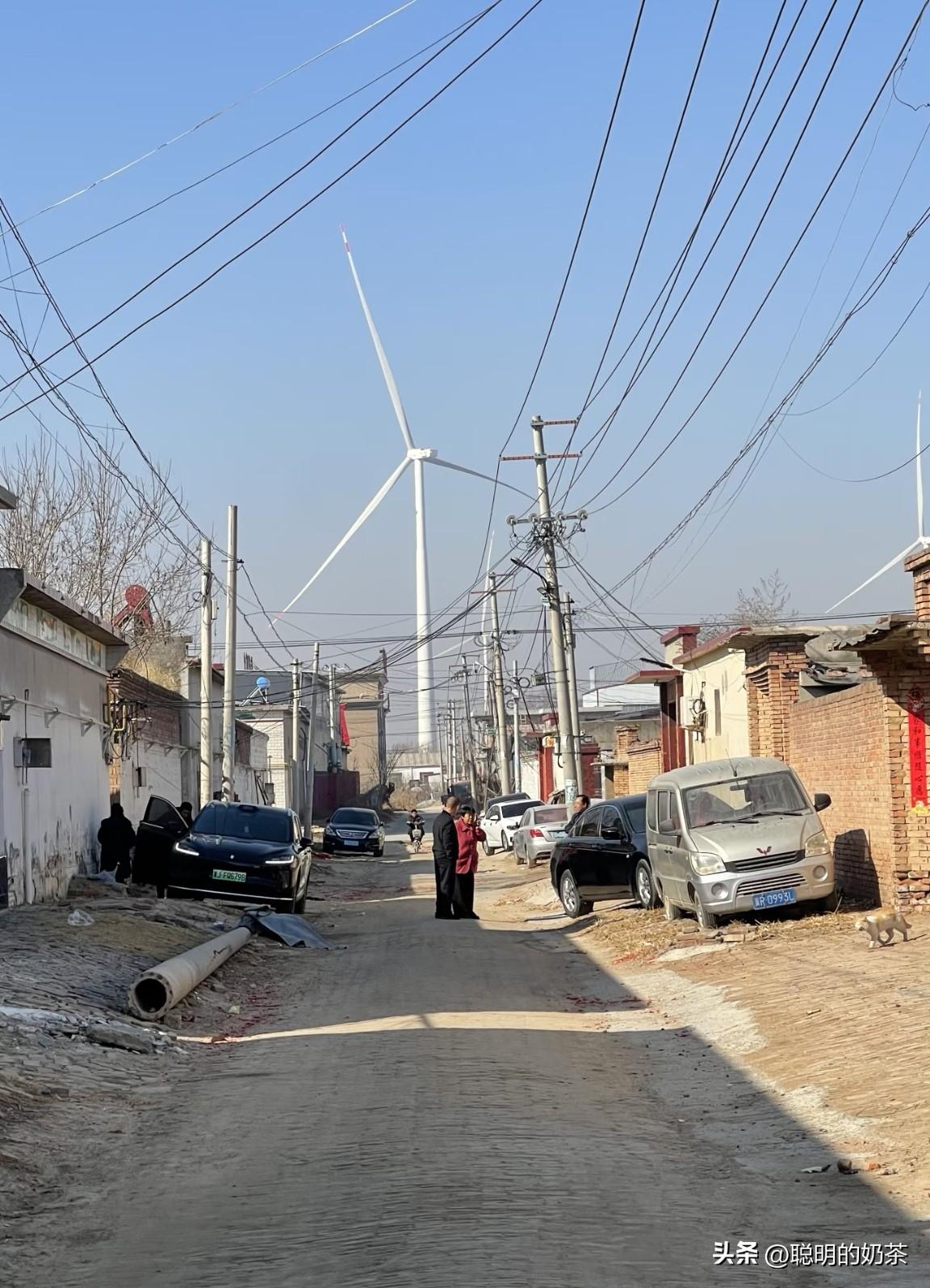 不知道后面那个大风车是做什么用的，按在村头好久了一直都没见他转过。