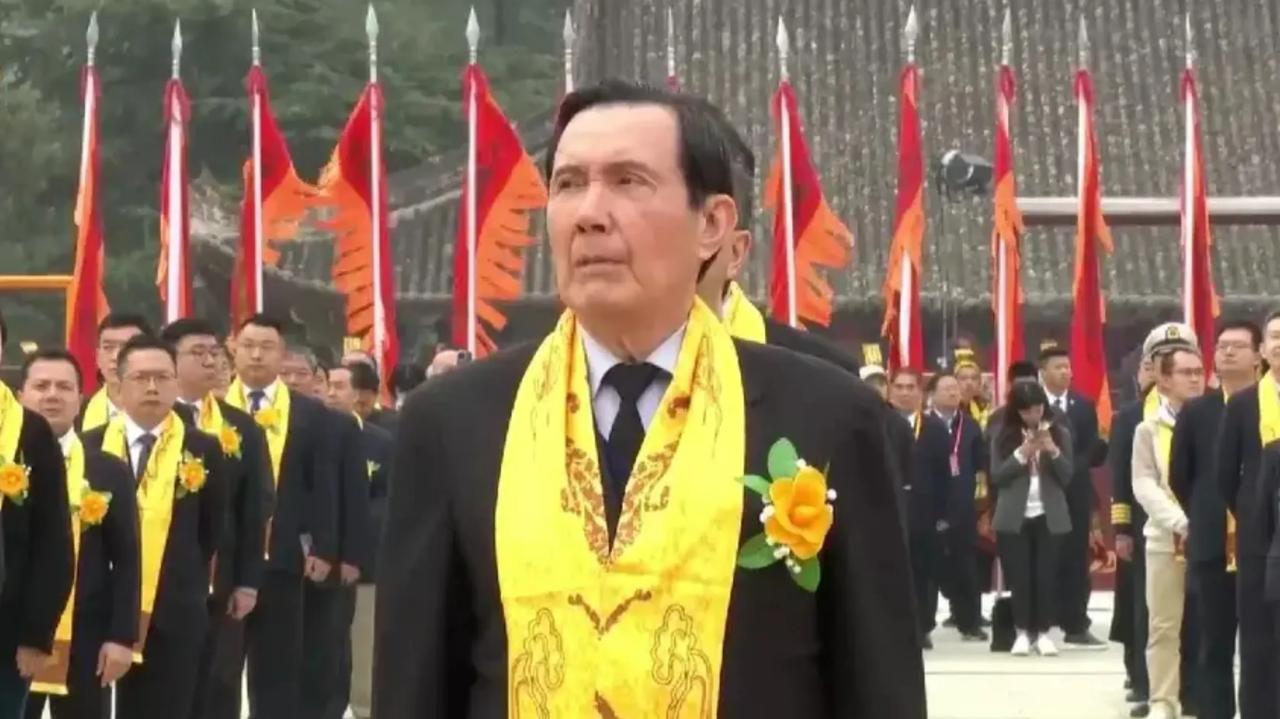 马英九拜祭了中华人文始祖黄帝陵，又去拜祭了马家先祖汉朝伏波将军马援，这圆了他的两