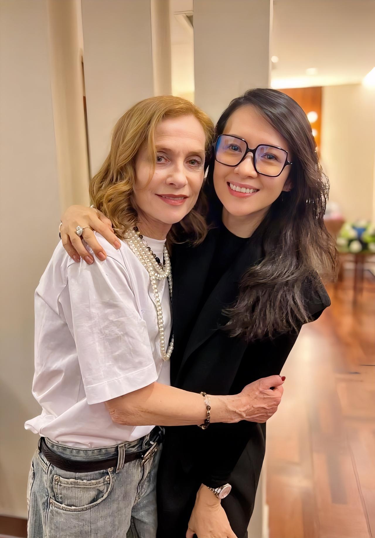 章子怡与于佩尔合影，一位获得国际各大电影节大奖的法国女演员，比章子怡这位三金大满
