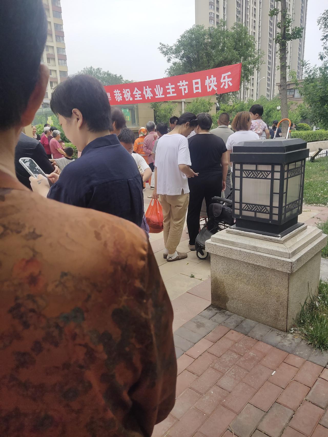 今天是端午节，我们物业昨天就在群里发消息，告知今天9点发放粽子。我也参与其中，领