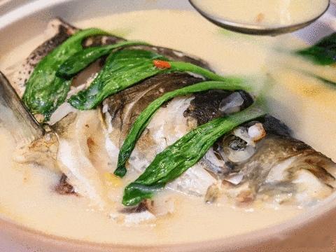 奶白鲜香的鱼汤，汤浓味鲜，喝上一碗浑身都暖和～ 