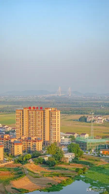 当年，天外陨石坠落在安庆城郊人工开垦的半山腰荒岭。历经长年的风雨风化与水土侵蚀，