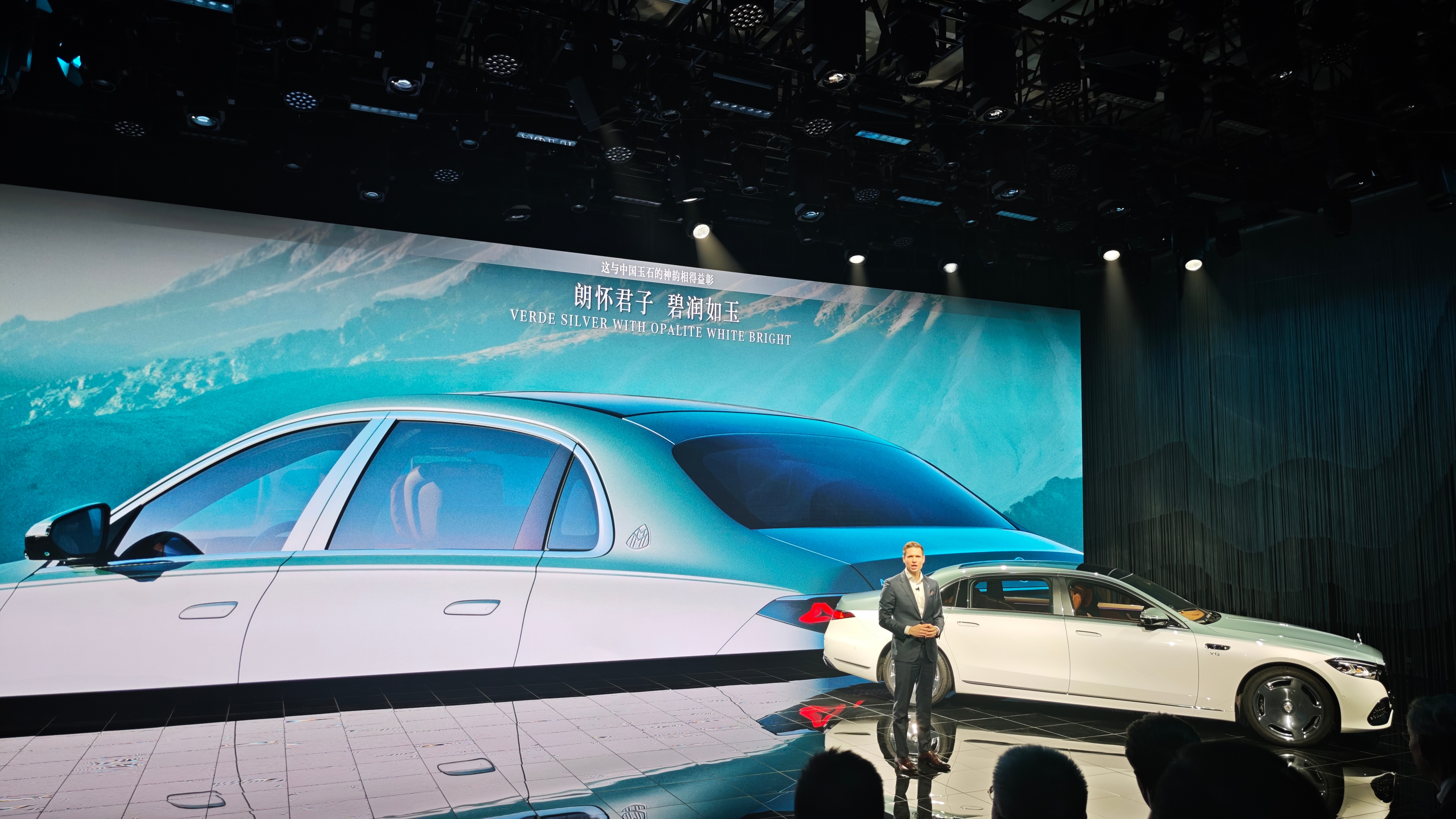 迈巴赫应该是什么颜色的 你可曾想到迈巴赫会推出一款如翠玉一般的外观色？我猜哈，我