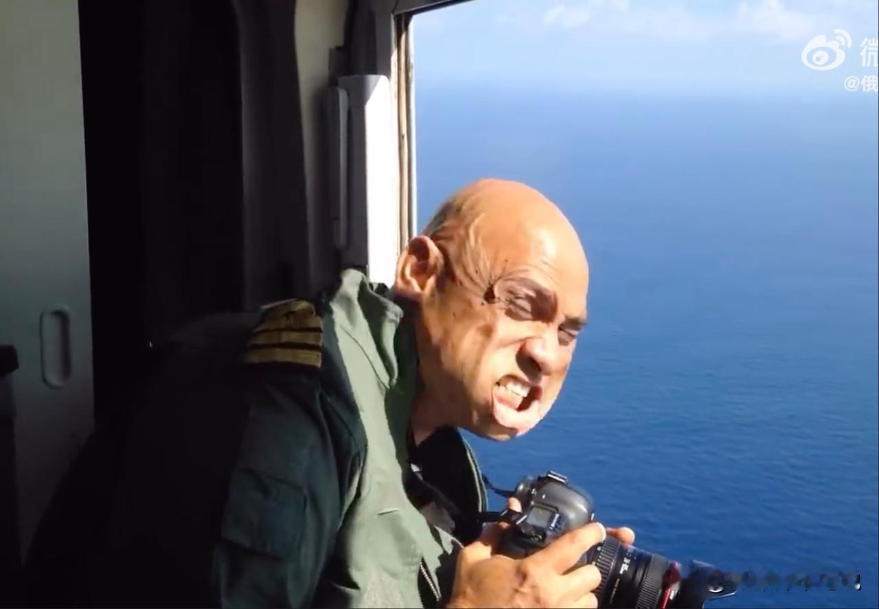 飞机上开窗户是什么体验？可能你想到过无数种可能，但却很少看到过这个效果，不但嘴巴
